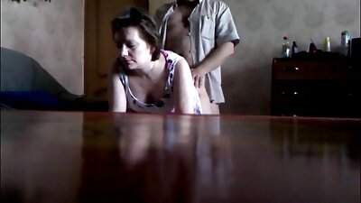 බිරිඳ ඇගේ කෙස් කළඹෙන් කම්මුල් කනවා