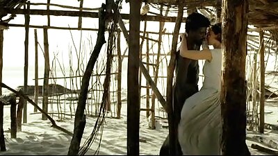 කළු ලෙදර් ජැකට් නිසි ලෙස පැළඳ & amp; පෑන්ටිහෝස්
