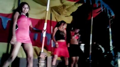 සරාගී ස්වින්ගර් බිරිඳ මාළු දැල් තොගයක් පැළඳ සැමට දැකීමට පෙනී සිටී